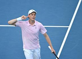 Jannik Sinner avansează la Miami, dar se gândește și la următoarea provocare a sezonului când ar putea reveni pe primul loc în ierarhia mondială: „Zgura e complet diferită”