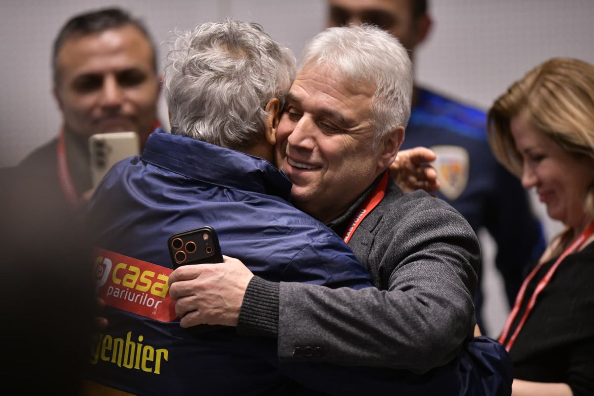 Un jurnalist turc i-a pupat mâna lui Mircea Lucescu la Istanbul