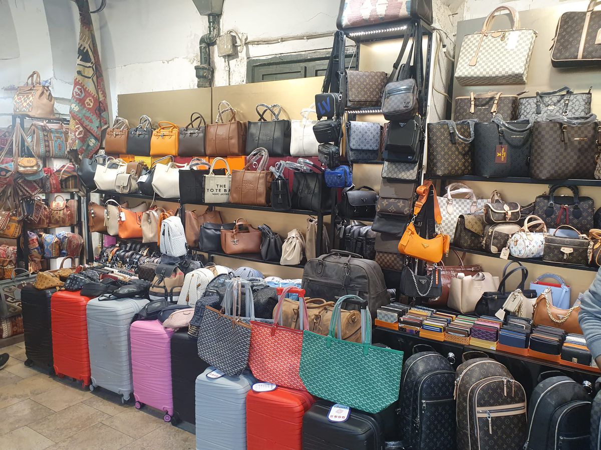 „Trebuie să refac zilnic stocul!” » În Marele Bazar din Istanbul, reporterii GSP au găsit legătura cu România: costă 15 euro și „rupe piața”