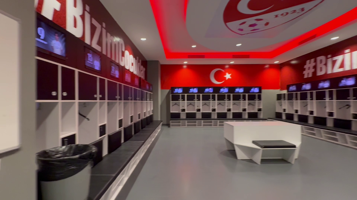 Am intrat în vestiarul turcilor de la Istanbul » Ce mănâncă înainte de meci și mesajul de ultimă oră: „Respectați imnul României!”