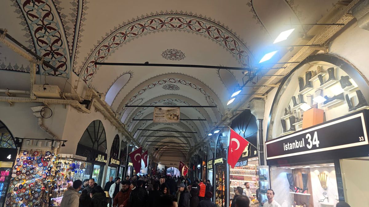 „Trebuie să refac zilnic stocul!” » În Marele Bazar din Istanbul, reporterii GSP au găsit legătura cu România: costă 15 euro și „rupe piața”