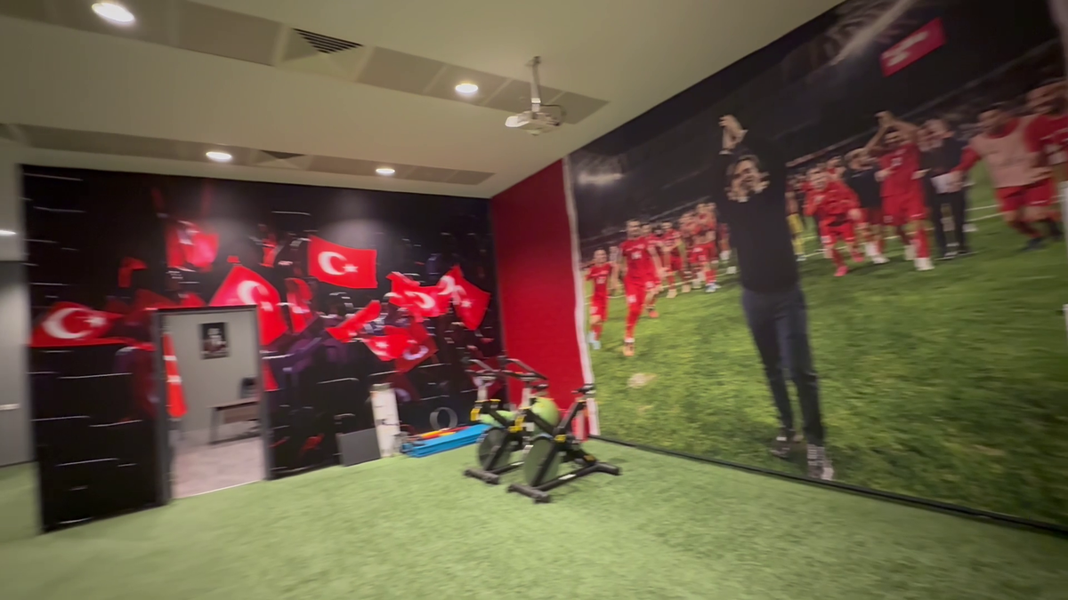 Am intrat în vestiarul turcilor de la Istanbul » Ce mănâncă înainte de meci și mesajul de ultimă oră: „Respectați imnul României!”