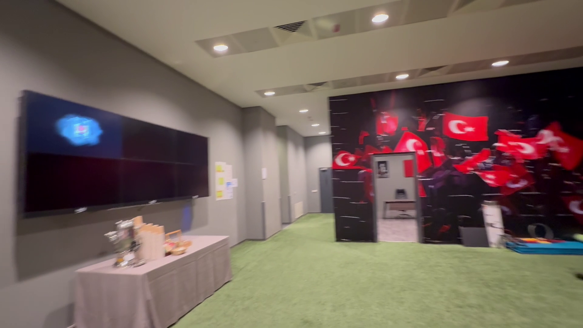 Am intrat în vestiarul turcilor de la Istanbul » Ce mănâncă înainte de meci și mesajul de ultimă oră: „Respectați imnul României!”
