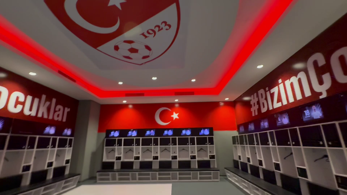 Am intrat în vestiarul turcilor de la Istanbul » Ce mănâncă înainte de meci și mesajul de ultimă oră: „Respectați imnul României!”