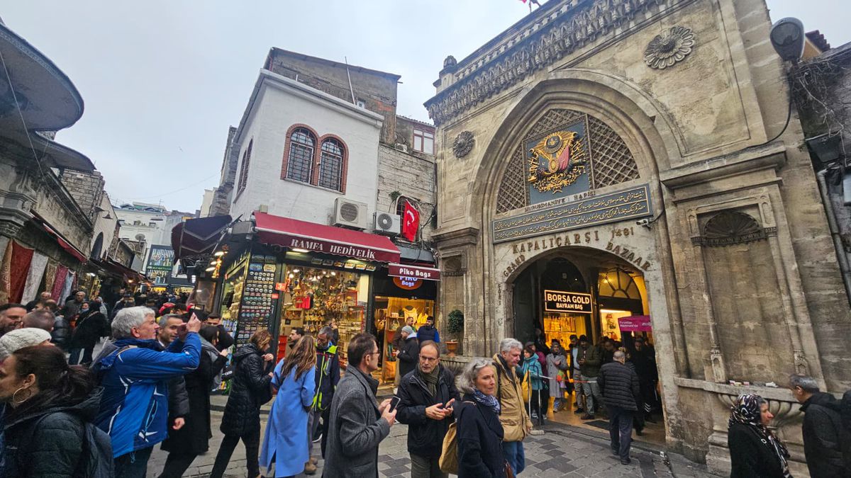 „Trebuie să refac zilnic stocul!” » În Marele Bazar din Istanbul, reporterii GSP au găsit legătura cu România: costă 15 euro și „rupe piața”