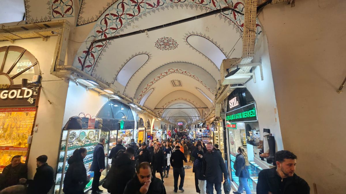 „Trebuie să refac zilnic stocul!” » În Marele Bazar din Istanbul, reporterii GSP au găsit legătura cu România: costă 15 euro și „rupe piața”