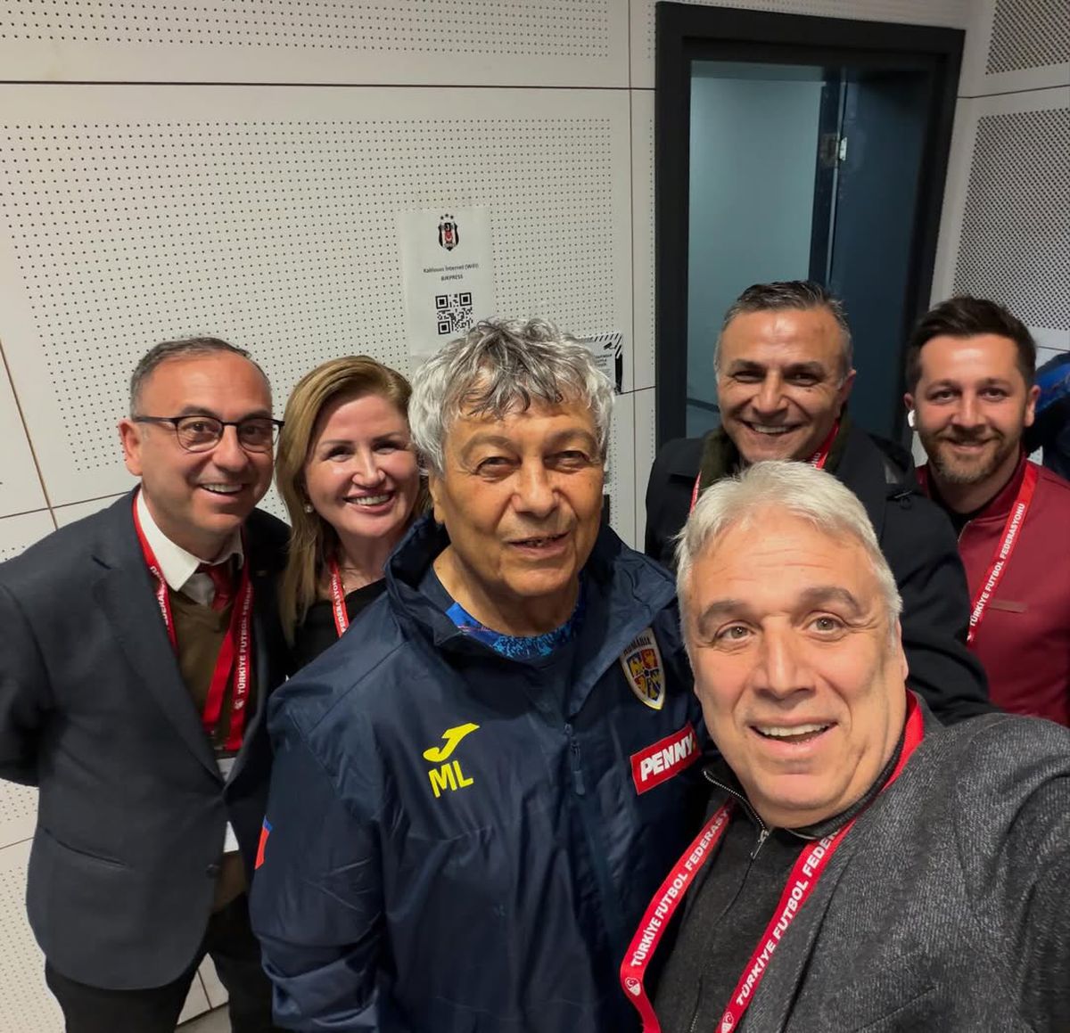 Un jurnalist turc i-a pupat mâna lui Mircea Lucescu la Istanbul