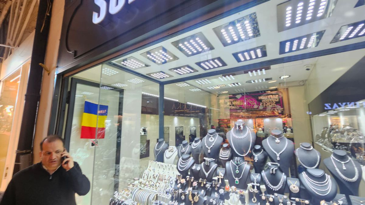 „Trebuie să refac zilnic stocul!” » În Marele Bazar din Istanbul, reporterii GSP au găsit legătura cu România: costă 15 euro și „rupe piața”