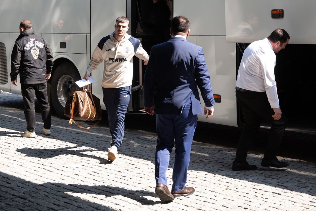 Tot ce s-a întâmplat la sosirea naționalei la Istanbul: detaliul remarcat la Mircea Lucescu și scenele petrecute la hotel » N-au lipsit Burleanu și Gino