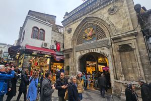 De la „mai lasă, boss!” la „last price”: derbyul dintre Marele Bazar din Istanbul și Oborul Bucureștiului + Hagi, peste tot: „Se vând în draci tricourile!”