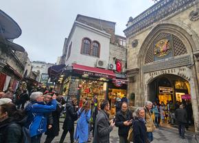 De la „mai lasă, boss!” la „last price”: derbyul dintre Marele Bazar din Istanbul și Oborul Bucureștiului + Hagi, peste tot: „Se vând în draci tricourile!”