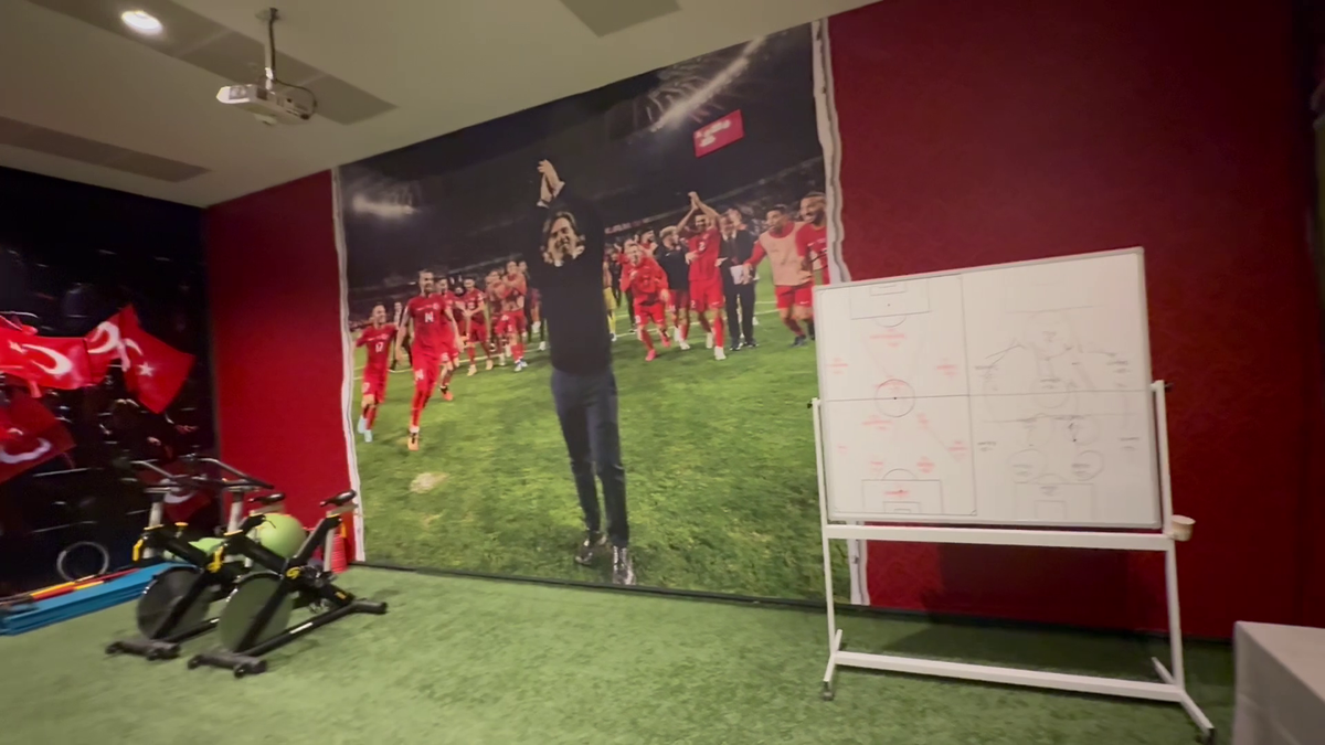 Am intrat în vestiarul turcilor de la Istanbul » Ce mănâncă înainte de meci și mesajul de ultimă oră: „Respectați imnul României!”