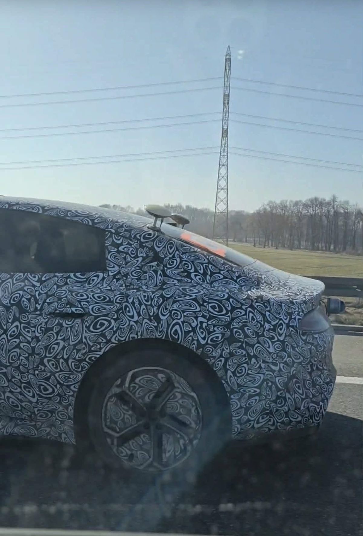 Rivalul chinezesc pentru Tesla, surprins pe străzile din Europa! Peste 100.000 de rezervări în doar două săptămâni de la lansare