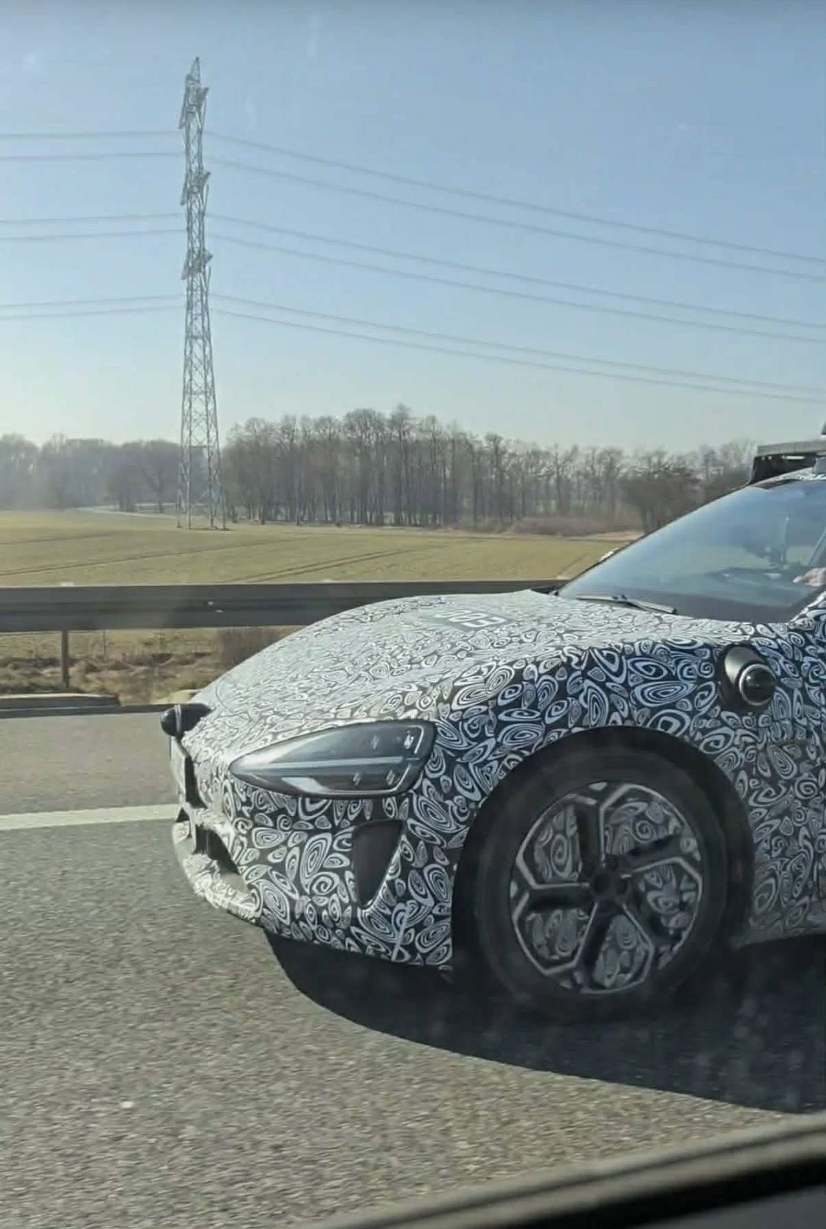 Rivalul chinezesc pentru Tesla, surprins pe străzile din Europa! Peste 100.000 de rezervări în doar două săptămâni de la lansare