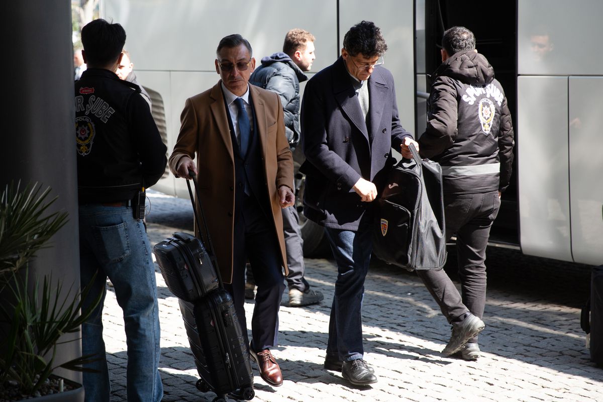 Tot ce s-a întâmplat la sosirea naționalei la Istanbul: detaliul remarcat la Mircea Lucescu și scenele petrecute la hotel » N-au lipsit Burleanu și Gino