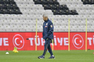 Ce scrie presa internațională despre vestea că Lucescu a leșinat la antrenamentul României