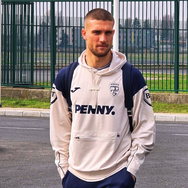 Daniel Bîrligea, la plecarea echipei naţionale în Turcia. Foto: Facebook.com/NationalaRomanieiOfficial