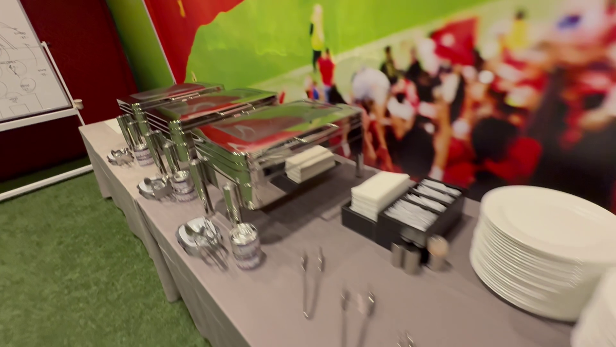 Am intrat în vestiarul turcilor de la Istanbul » Ce mănâncă înainte de meci și mesajul de ultimă oră: „Respectați imnul României!”