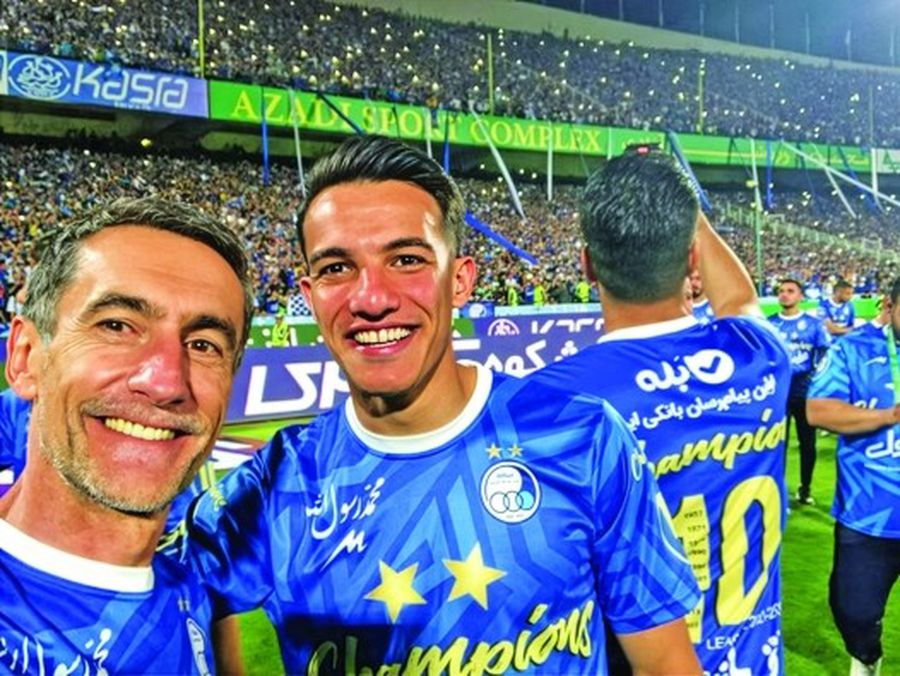 Gabriele Pin (stânga) zâmbește cu atacantul Amirhossein Hosseinzadeh la sfârșitul unui meci la Esteghlal, care l-a angajat ca director tehnic în 2021 Mărturia antrenorului fugit din calea bombelor: „Am mers 15 ore cu mașina. Mi s-au învinețit mâinile de frig”