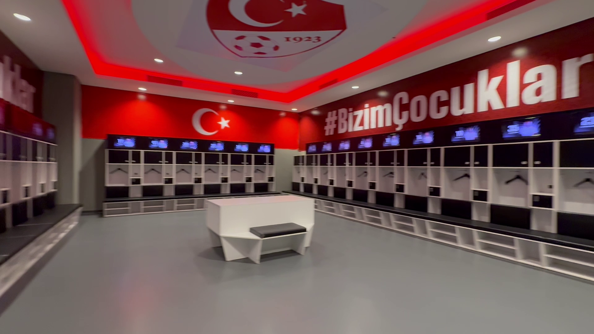 Am intrat în vestiarul turcilor de la Istanbul » Ce mănâncă înainte de meci și mesajul de ultimă oră: „Respectați imnul României!”