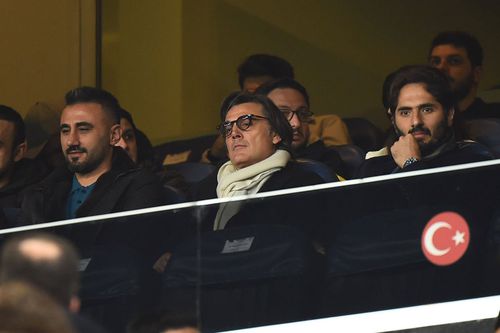 Selecționerul Vincenzo Montella (centru), și asistentul Selcuk Sahin (stânga), alături Hamit Altintop, fost membru în stafful federației turce, la meciului din „optimile” Conference League Fenerbahce - Union Saint-Gilloise / Foto: Imago