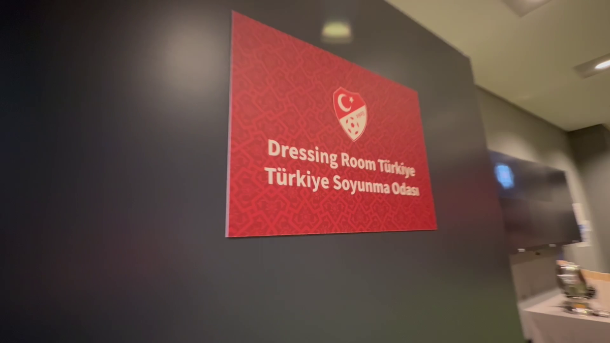 Am intrat în vestiarul turcilor de la Istanbul » Ce mănâncă înainte de meci și mesajul de ultimă oră: „Respectați imnul României!”