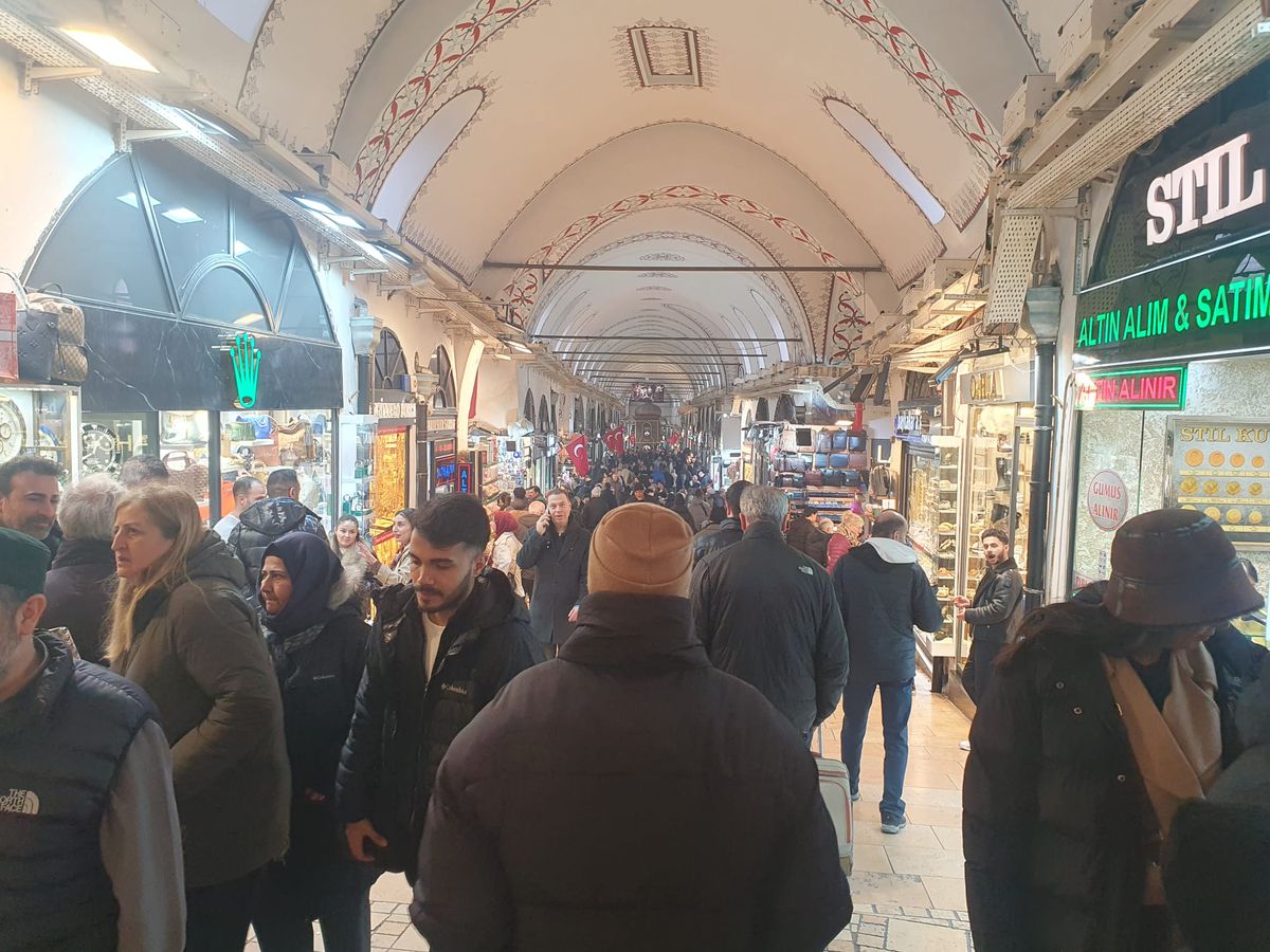 „Trebuie să refac zilnic stocul!” » În Marele Bazar din Istanbul, reporterii GSP au găsit legătura cu România: costă 15 euro și „rupe piața”
