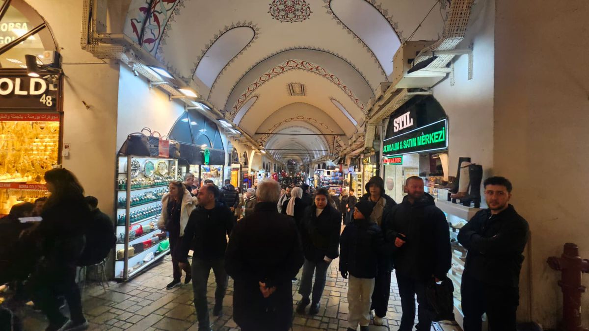„Trebuie să refac zilnic stocul!” » În Marele Bazar din Istanbul, reporterii GSP au găsit legătura cu România: costă 15 euro și „rupe piața”