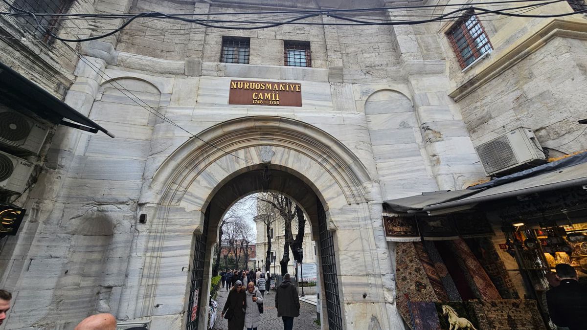 „Trebuie să refac zilnic stocul!” » În Marele Bazar din Istanbul, reporterii GSP au găsit legătura cu România: costă 15 euro și „rupe piața”