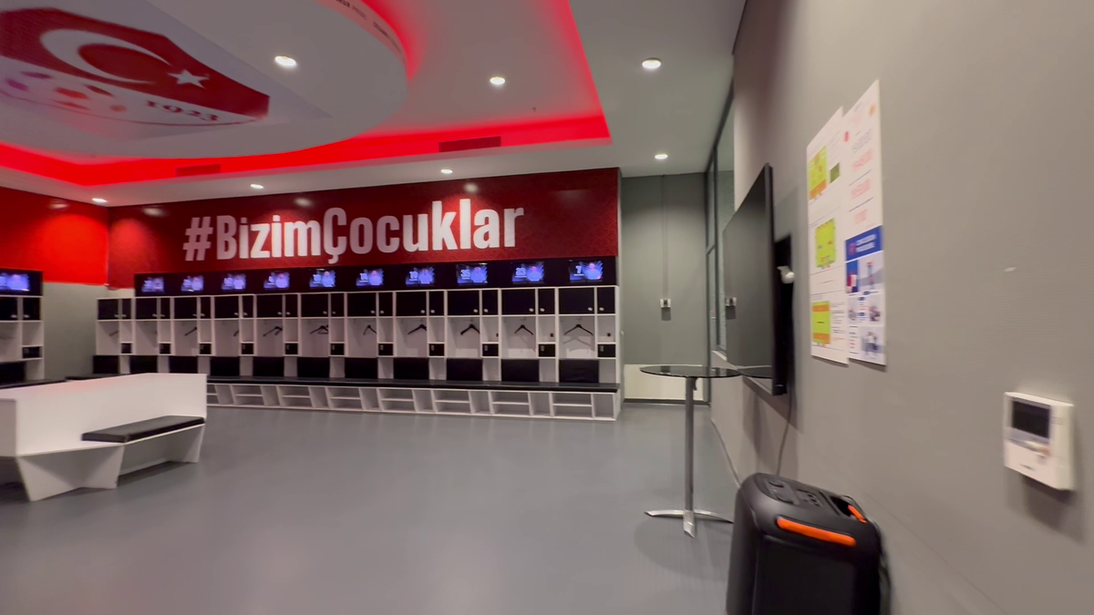 Am intrat în vestiarul turcilor de la Istanbul » Ce mănâncă înainte de meci și mesajul de ultimă oră: „Respectați imnul României!”