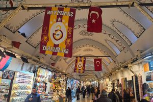 „Trebuie să refac zilnic stocul!” » În Marele Bazar din Istanbul, reporterii GSP au găsit legătura cu România: costă 15 euro și „rupe piața”