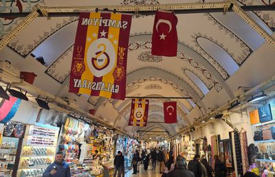 „Trebuie să refac zilnic stocul!” » În Marele Bazar din Istanbul, reporterii GSP au găsit legătura cu România: costă 15 euro și „rupe piața”