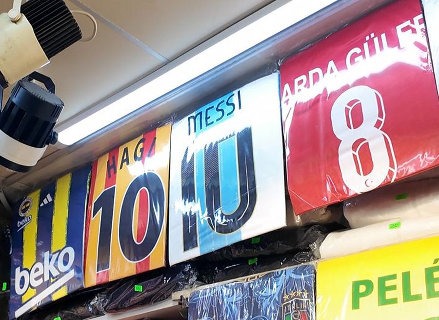 Tricoul lui Hagi la loc de cinste, lângă cele ale lui Messi, Pele și Arda Guler „Trebuie să refac zilnic stocul!” » În Marele Bazar din Istanbul, reporterii GSP au găsit legătura cu România: costă 15 euro și „rupe piața”