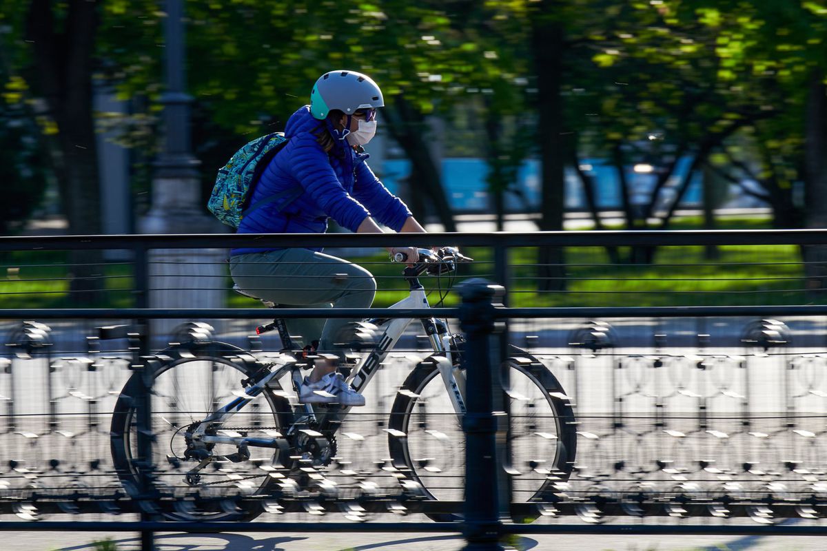 VIDEO Un deputat nu a reușit să își pună masca de protecție și a stârnit râsetele întregii lumi