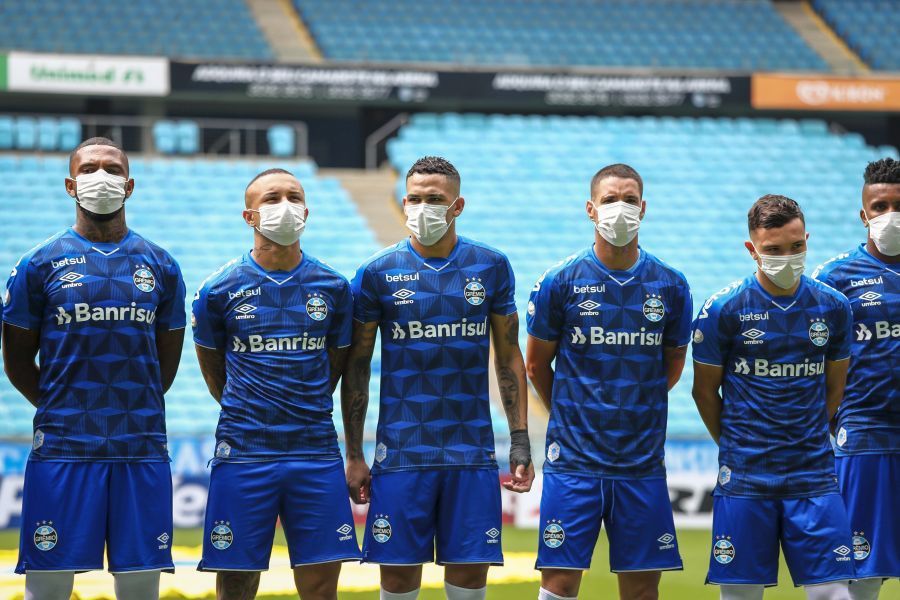 Fotbal cu mască? Ce spune un jucător din play-off: „Ne-ar confunda lumea cu doctorii”