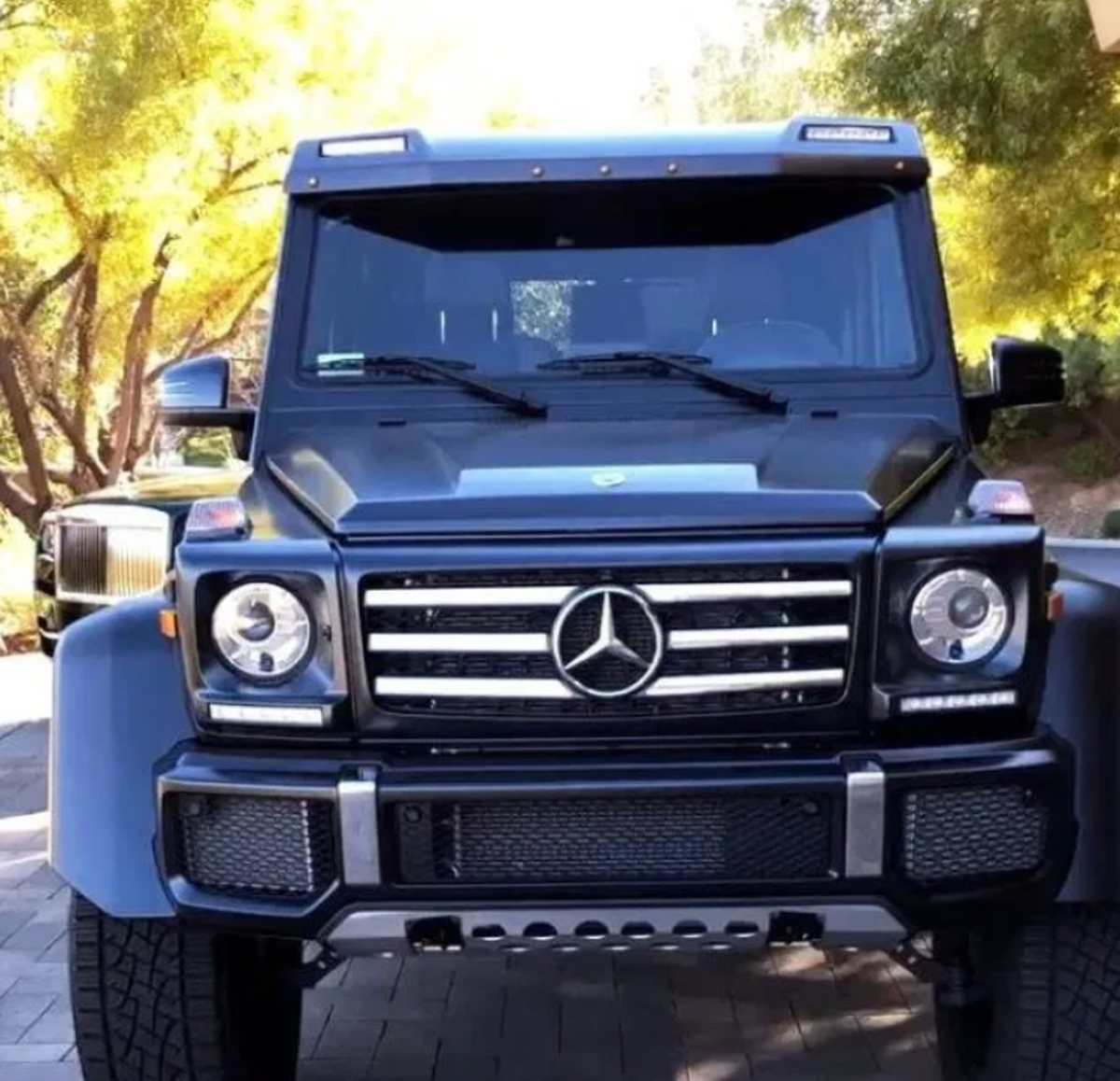 „Alba-neagra” lui Floyd Mayweather: mașinile de lux de 25 de milioane din Las Vegas și Los Angeles