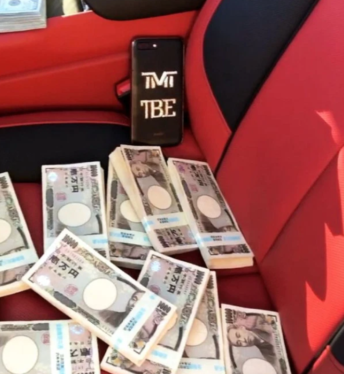 „Alba-neagra” lui Floyd Mayweather: mașinile de lux de 25 de milioane din Las Vegas și Los Angeles