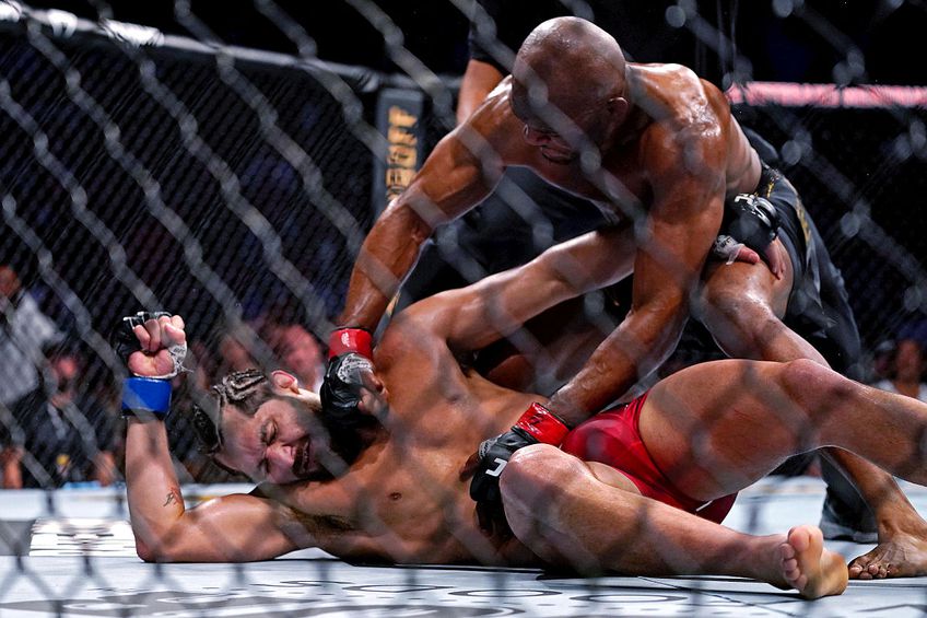 Kamaru Usman l-a făcut KO pe Jorge Masvidal // FOTO: Reuters