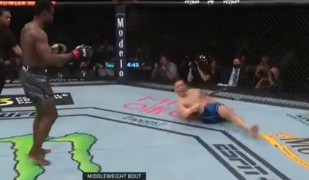 Chris Weidman, accidentare horror în gala UFC 261 » Atenție, imagini cu puternic impact emoțional!