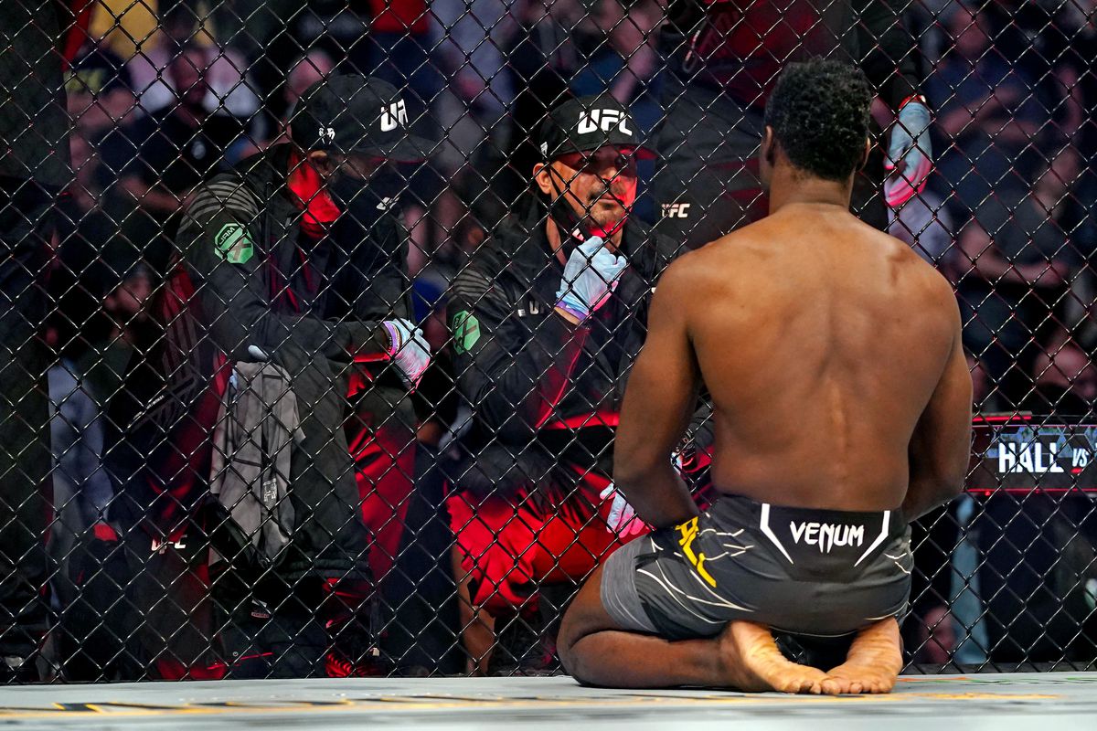 Chris Weidman, accidentare horror în gala UFC 261 » Atenție, imagini cu puternic impact emoțional!