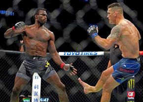 Atenție, imagini violente! Chris Weidman, accidentare horror în gala UFC 261