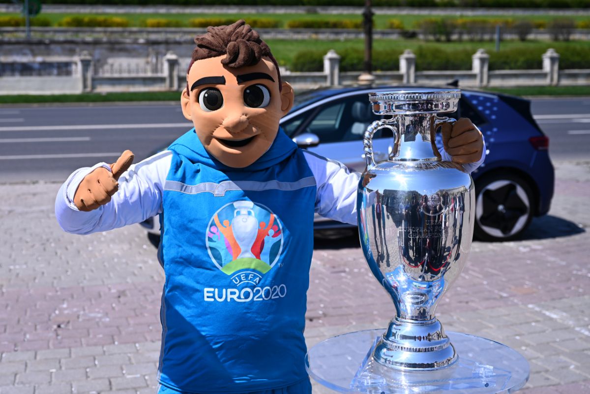 Trofeul EURO, plimbat azi prin București! Cupa a fost dărâmată la Arena Națională