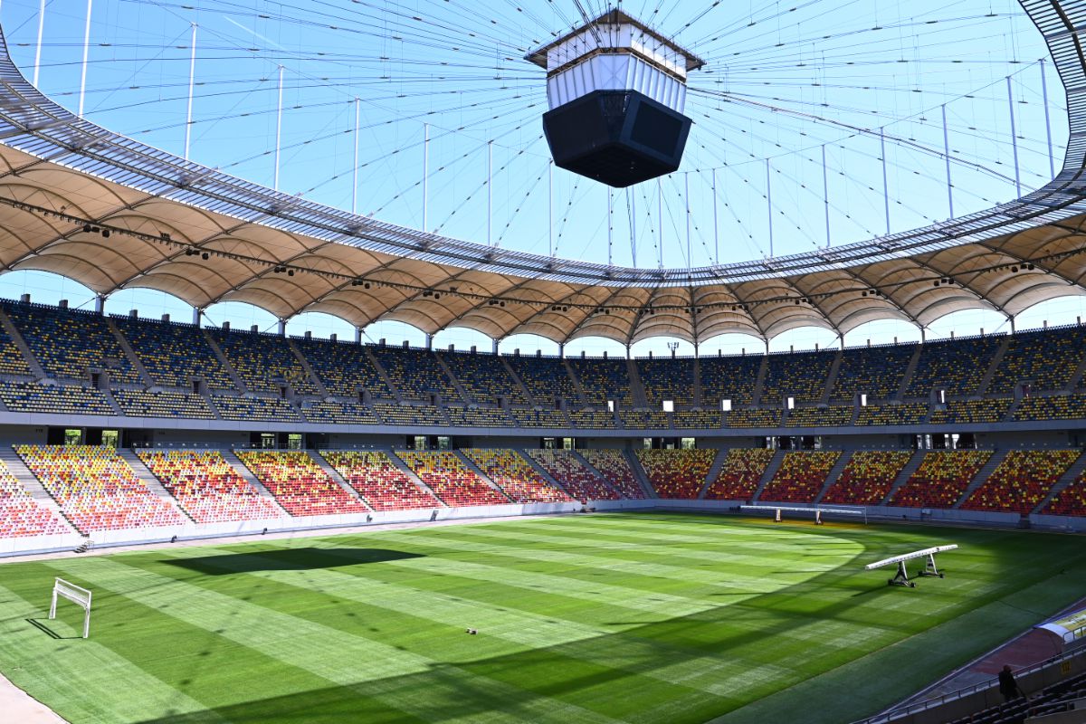 Trofeul EURO, plimbat azi prin București! Cupa a fost dărâmată la Arena Națională