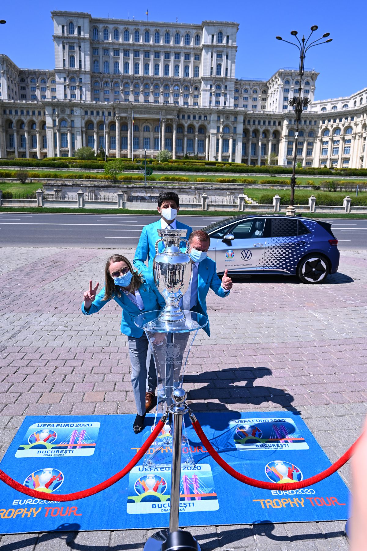 Trofeul EURO, plimbat azi prin București! Cupa a fost dărâmată la Arena Națională