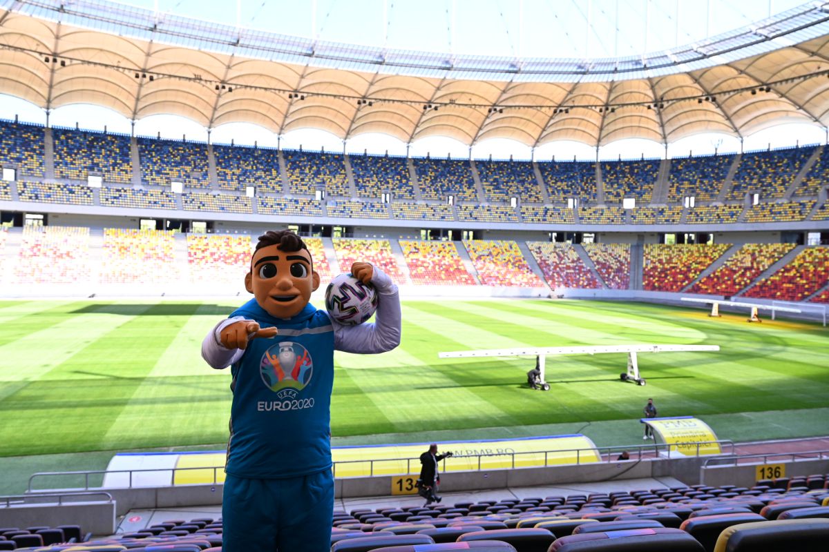 Trofeul EURO, plimbat azi prin București! Cupa a fost dărâmată la Arena Națională