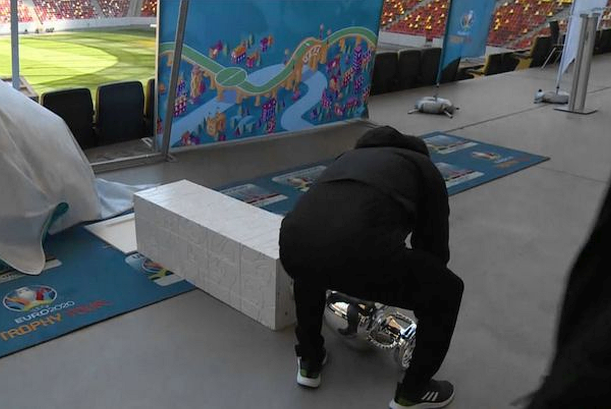 Trofeul EURO, plimbat azi prin București! Cupa a fost dărâmată la Arena Națională