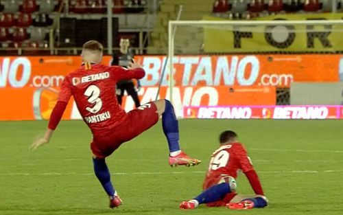 În minutul 33 al meciului FCSB - Sepsi (runda #3 a play-off-ului din Liga 1), la scorul de 1-0 pentru oaspeți, Ionuț Panțîru (25 de ani, fundaș stânga) a ieșit accidentat de pe teren.