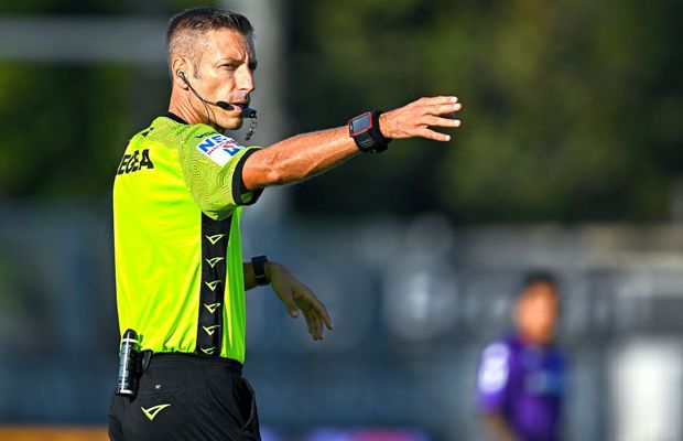 Arbitrul derby-ului Olympiakos - AEK Atena a fost lovit de un suporter grec pe tunelul care duce la vestiare!