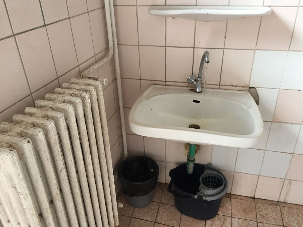 Imagini scandaloase! Zona Crepusculară la Arenele BNR, în centrul Bucureștiului » Jandarmii blochează accesul pentru un motiv incredibil: „Sunt «consensele» noastre”