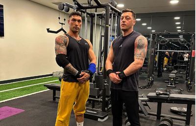 Ozil s-a umplut de mușchi și e criticat de un fost coechipier: „Un mic Cristiano, arată dizgrațios!”